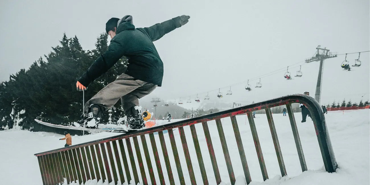 Stylefish Freestyle Snowboards im Postwiesen Park auf einem Rail